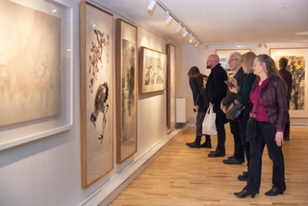 來賓參觀畫展。中國(guó)駐瑞典大使館供圖