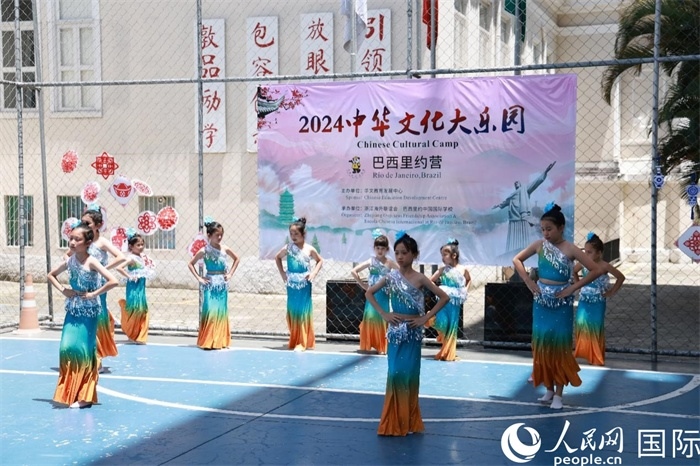 傣族舞蹈《金色的孔雀》以優(yōu)美的動作贏得觀眾喝彩。人民網(wǎng)記者 陳海琪攝