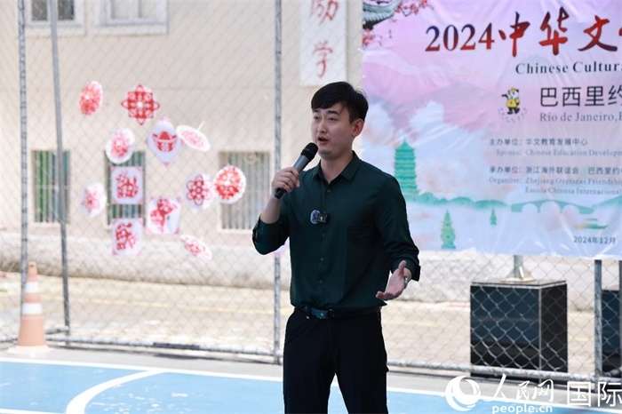 歌曲《故鄉(xiāng)的云》喚起了在外游子對故鄉(xiāng)的懷念。人民網(wǎng)記者 陳海琪攝