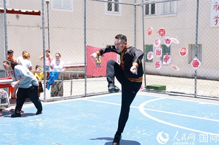 塔吉克舞蹈《夢想》通過靈動的舞姿展現(xiàn)了塔吉克族對美好生活的向往，仿佛帶領觀眾走進了帕米爾高原。人民網(wǎng)記者 陳海琪攝