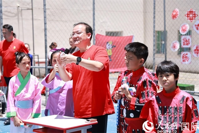 趣味數(shù)學節(jié)目以富有創(chuàng)意的數(shù)字游戲和魔尺變幻為亮點，激發(fā)了孩子們的數(shù)學思維與想象力。人民網(wǎng)記者 陳海琪攝