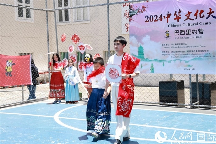 《SHOW美中華》通過國風服飾走秀，將傳統(tǒng)文化與現(xiàn)代創(chuàng)意完美結合。人民網(wǎng)記者 陳海琪攝