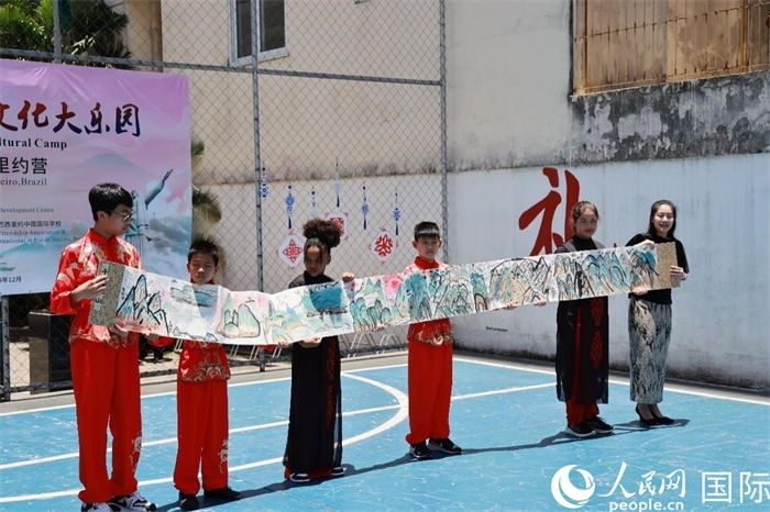 《一書一畫》展現(xiàn)了小營員們的繪畫技巧。人民網(wǎng)記者 陳海琪攝