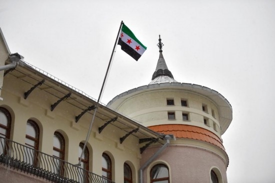 12月9日，在俄羅斯首都莫斯科，敘利亞駐俄羅斯使館升起代表敘利亞反對(duì)派的旗幟。新華社發(fā)（亞歷山大攝）