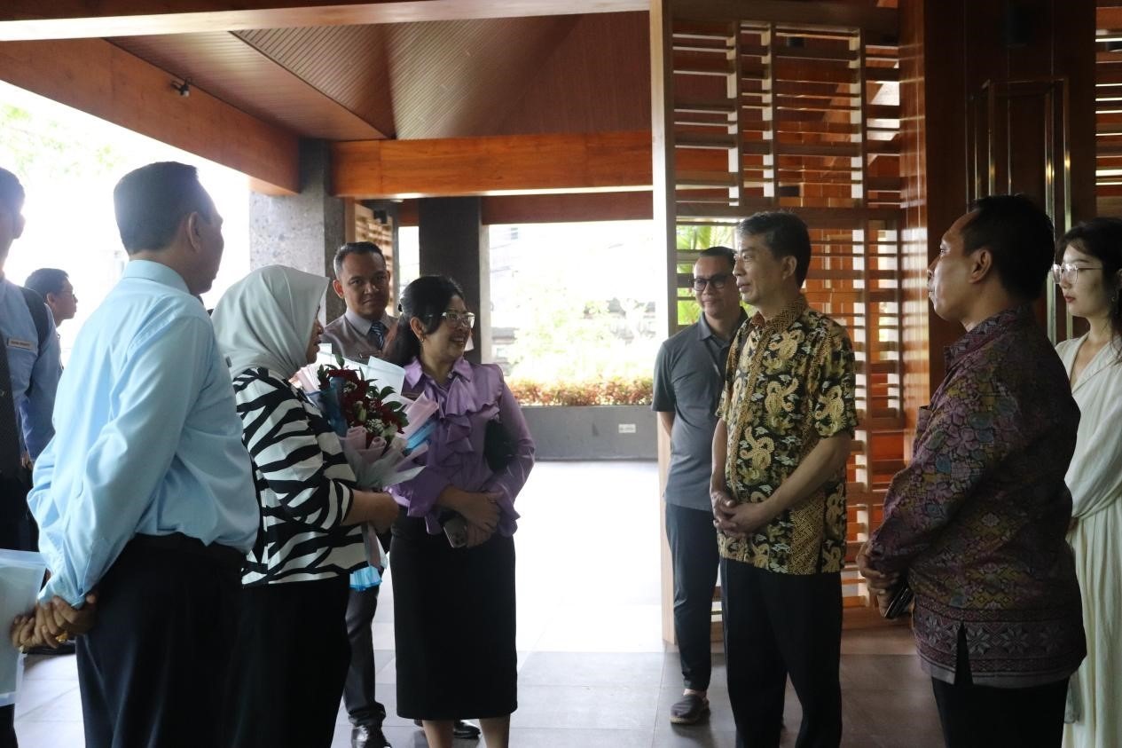 馬蒂尼與師生交流。烏達雅納大學(xué)旅游孔子學(xué)院供圖