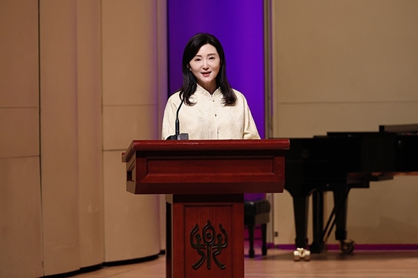 中央音樂(lè)學(xué)院黨委書(shū)記、中國(guó)民族管弦樂(lè)學(xué)會(huì)胡琴專(zhuān)業(yè)委員會(huì)會(huì)長(zhǎng)于紅梅致辭。中國(guó)民族管弦樂(lè)學(xué)會(huì)胡琴專(zhuān)業(yè)委員會(huì)供圖