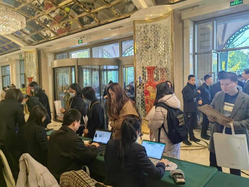 12月12日，第十批國家組織藥品集中帶量采購現(xiàn)場。新華社記者龔雯 攝