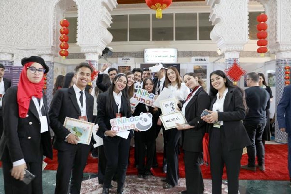 當(dāng)?shù)孛癖娛殖帧澳愫茫≈袊笔峙坪嫌啊＠吞刂袊幕行墓﹫D