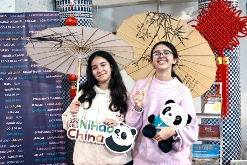 兩名女孩在合影。拉巴特中國文化中心供圖