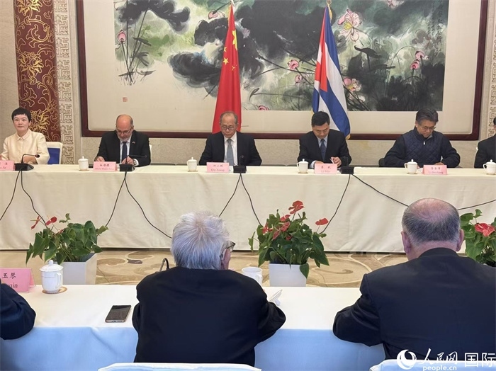 “紀(jì)念首批中國學(xué)生赴古巴留學(xué)暨中古開啟教育合作60周年座談會(huì)”在京舉辦。人民網(wǎng)記者 趙健攝