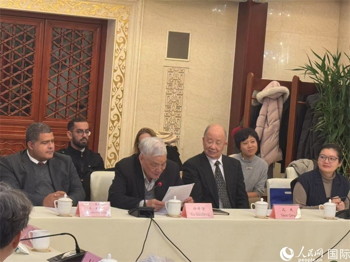 老一輩赴古留學(xué)生代表徐世澄在座談會(huì)上發(fā)言。人民網(wǎng)記者 趙健攝