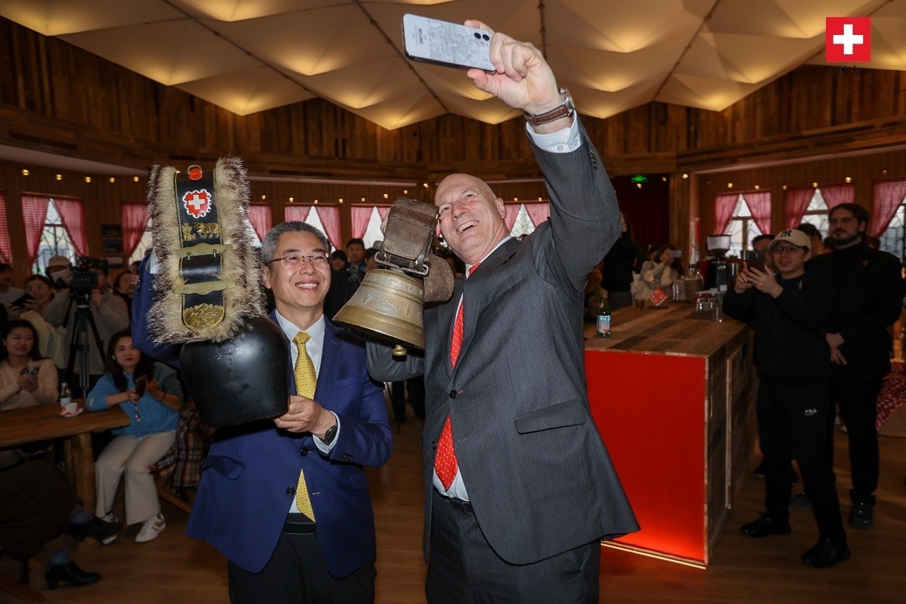 瑞士駐華大使白瑞誼與北京市西城區(qū)委副書記、代區(qū)長郅海杰搖響瑞士牛鈴，共同為小木屋揭幕。瑞士駐華大使館供圖