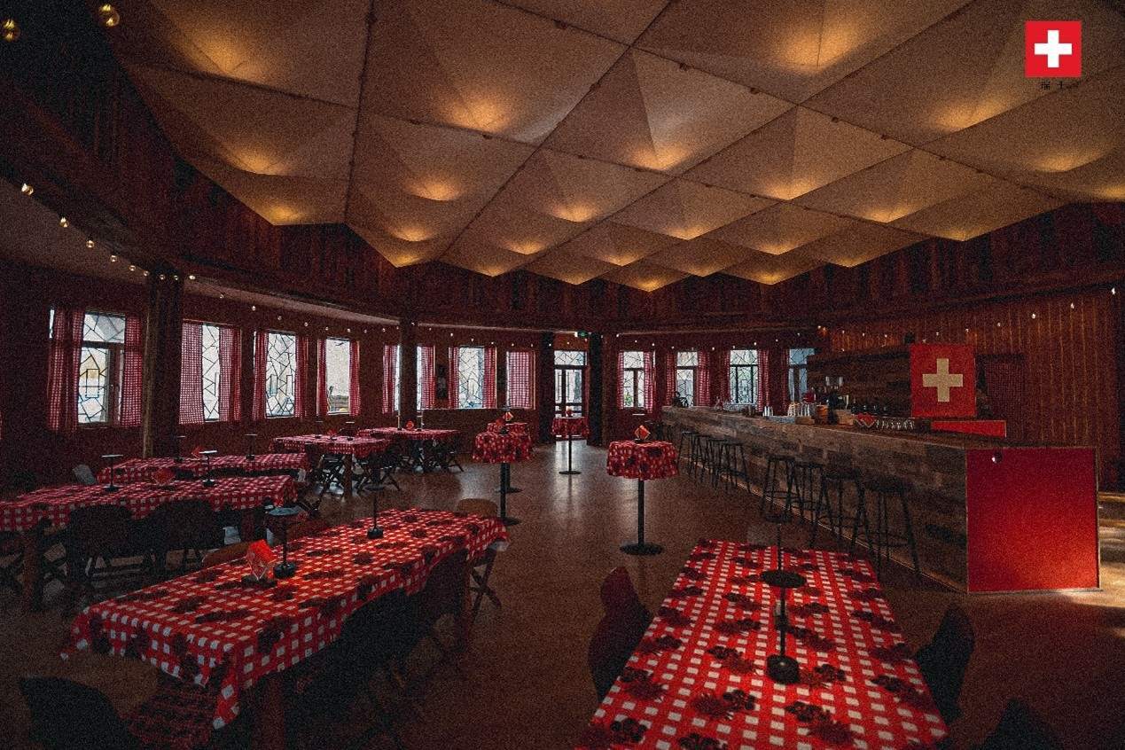 瑞士小木屋內(nèi)飾采用瑞士紅、森林棕與雪山白三種主色調(diào)，營造出自然與現(xiàn)代交融的氛圍。瑞士使館供圖