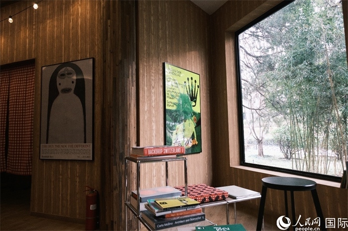 小木屋室內(nèi)一角體現(xiàn)出時(shí)尚簡約的瑞士元素。人民網(wǎng) 實(shí)習(xí)生黃睿攝