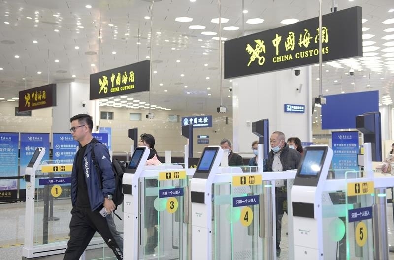 △2024年2月29日，旅客從橫琴口岸過(guò)關(guān)。