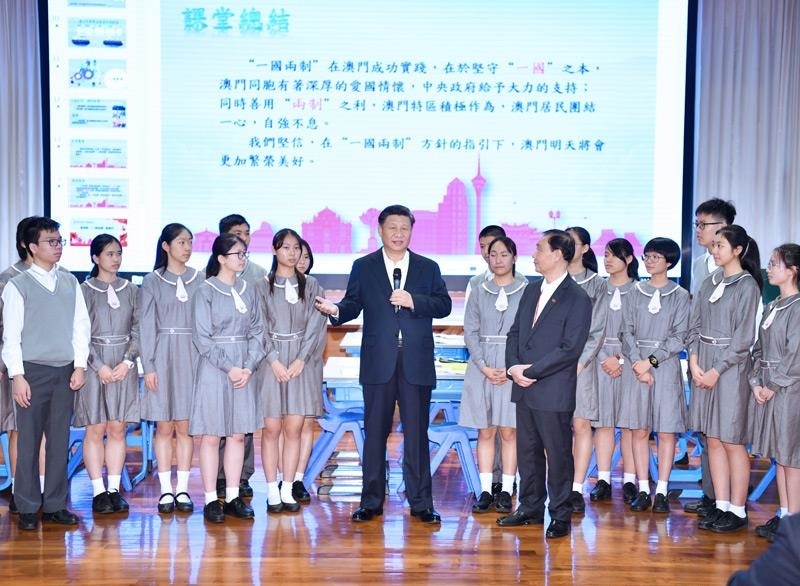 △2019年12月19日，在濠江中學(xué)附屬英才學(xué)校觀摩以“‘一國(guó)兩制’與澳門”為題的中國(guó)歷史公開課后，習(xí)近平主席走到學(xué)生中間即席發(fā)表重要講話。