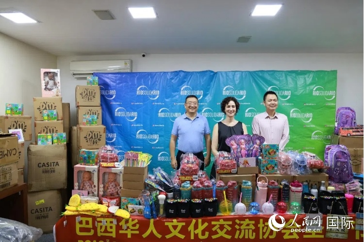 中國駐里約熱內(nèi)盧總領(lǐng)館副總領(lǐng)事王尉育（右）、里約慈善協(xié)會主席保拉·菲格雷多（中）、巴西華人文化交流協(xié)會主席上官建峰（左）出席捐贈活動并致辭。人民網(wǎng)記者 陳海琪攝