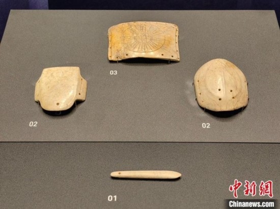 12月14日，“文明先鋒—凌家灘文化玉器展”在故宮博物院文華殿開幕。圖為展覽現(xiàn)場的玉龜、玉版和玉簽。 中新社記者 應(yīng)妮 攝