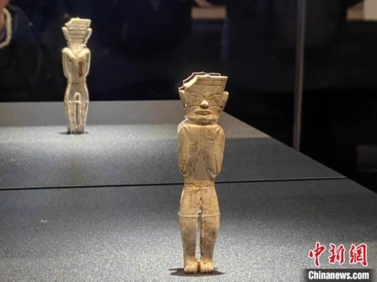 12月14日，“文明先鋒—凌家灘文化玉器展”在故宮博物院文華殿開幕。圖為展覽現(xiàn)場的立姿玉人。 中新社記者 應(yīng)妮 攝