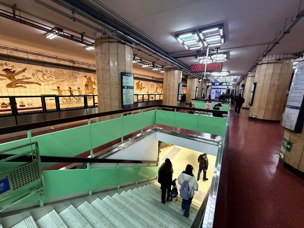 乘客從北京地鐵2號線東四十條站走“站中站”換乘地鐵3號線。新華社記者張驍 攝