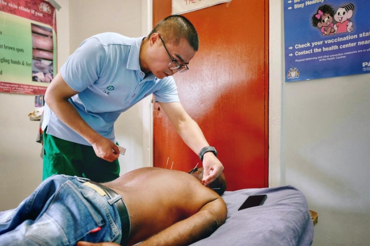 第20期中國（江蘇）援圭亞那醫(yī)療隊(duì)在圭偏遠(yuǎn)的林登高速社區(qū)開展義診。中國援圭醫(yī)療隊(duì)供圖