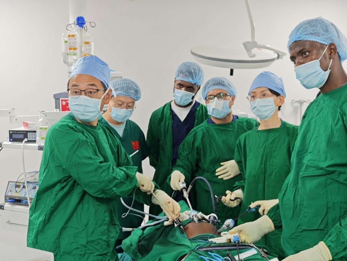 中外醫(yī)師合作進(jìn)行腹腔鏡手術(shù)。中國援桑醫(yī)療隊供圖