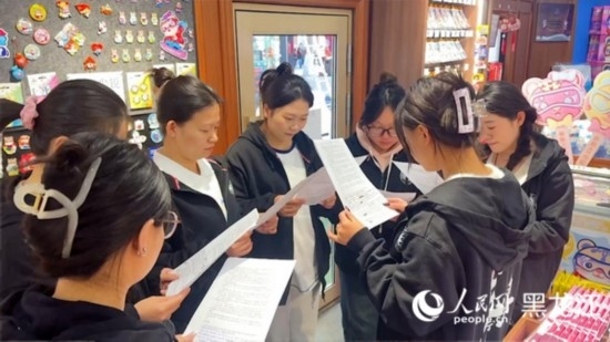 工會組織企業(yè)職工開展技能培訓活動。人民網(wǎng)記者 張哲鑫攝