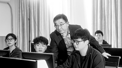 于濤教授對團隊成員進行技術(shù)指導(dǎo)。資料圖片