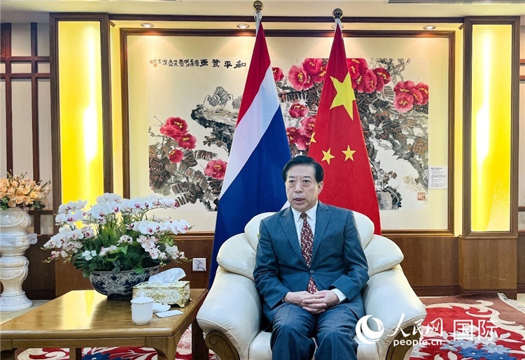 2024年12月10日，中國(guó)駐泰國(guó)大使韓志強(qiáng)在泰國(guó)曼谷接受中國(guó)—東盟中心（ACC）組織的“多彩東盟：2024年中國(guó)媒體東盟行”媒體團(tuán)采訪。人民網(wǎng)記者 羨江楠攝