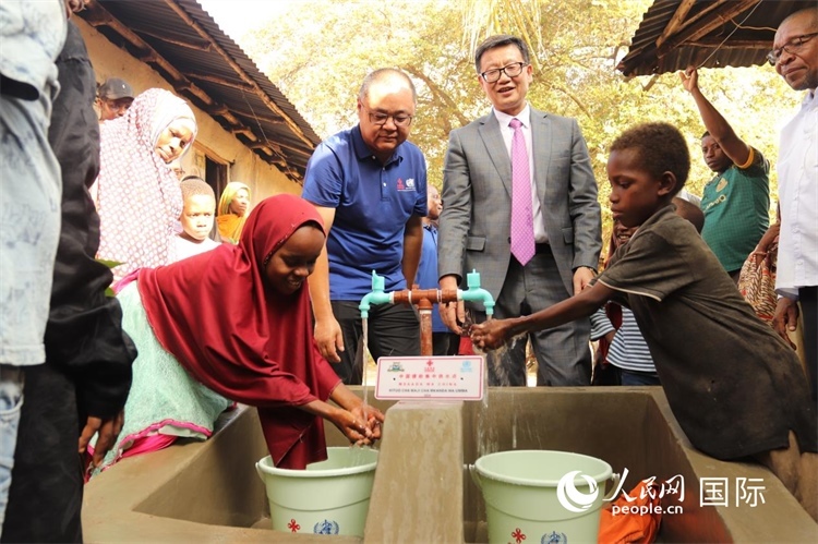 安全供水工程揭牌儀式現(xiàn)場(chǎng)。施亮攝