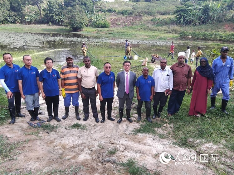 滅螺現(xiàn)場(chǎng)。施亮攝