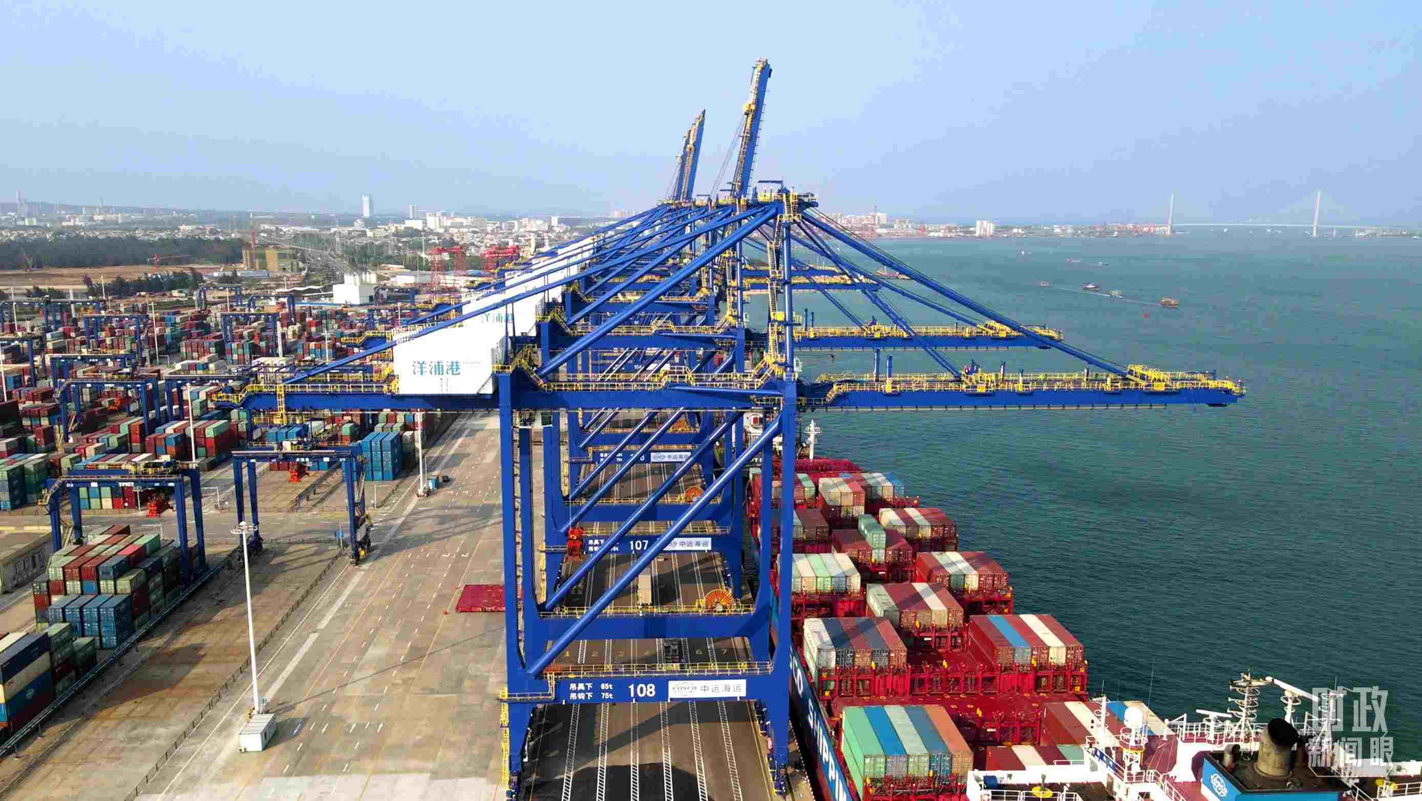 海南洋浦國際集裝箱碼頭小鏟灘港區(qū)。（總臺央視記者彭漢明拍攝）