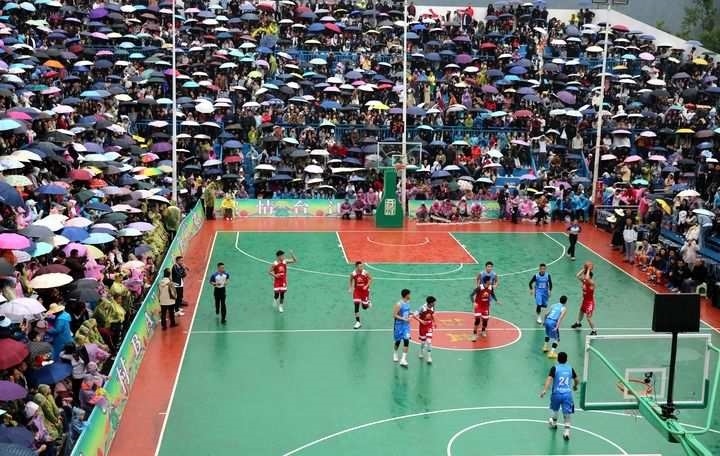 2024年5月1日，人們?cè)谫F州省黔東南苗族侗族自治州臺(tái)江縣臺(tái)盤鄉(xiāng)臺(tái)盤村觀看“村BA”球王爭(zhēng)霸賽。 新華社發(fā)（余天英 攝）