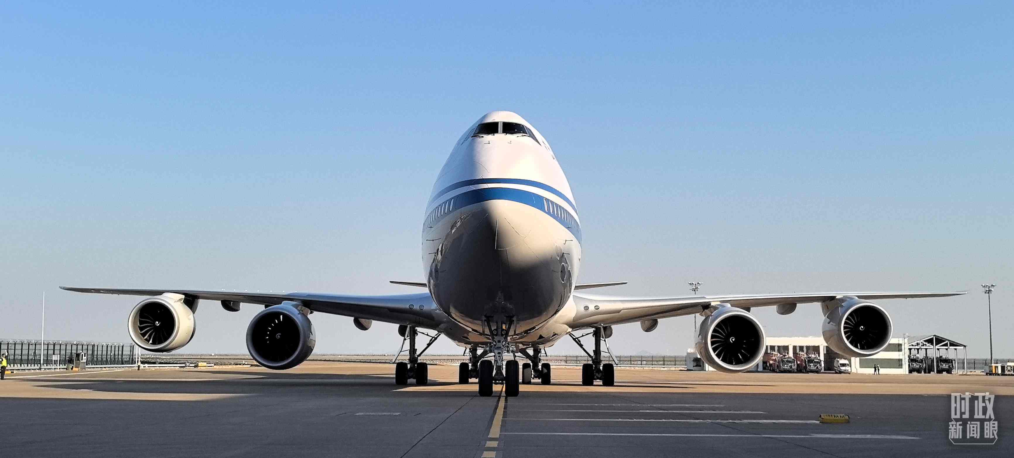 △習(xí)主席專機(jī)抵達(dá)澳門國(guó)際機(jī)場(chǎng)。（總臺(tái)央視記者王子杭拍攝）