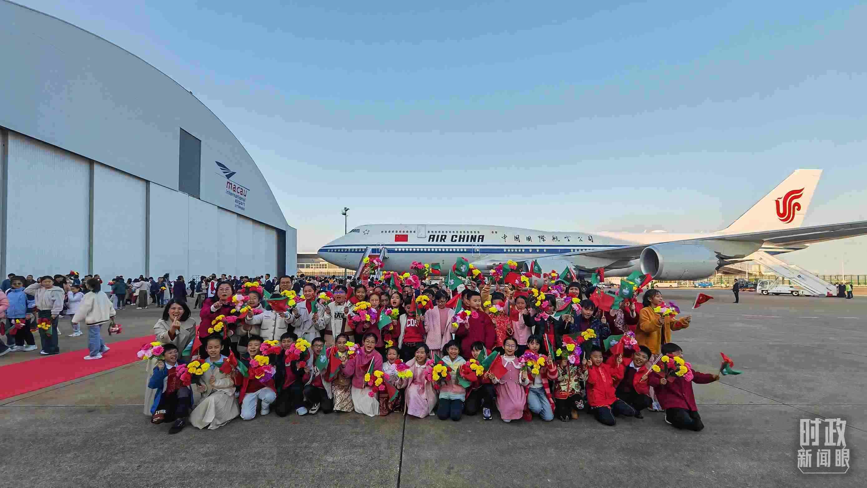 △歡迎儀式后，歡迎人群合影留念。（總臺(tái)央視記者劉琦拍攝）