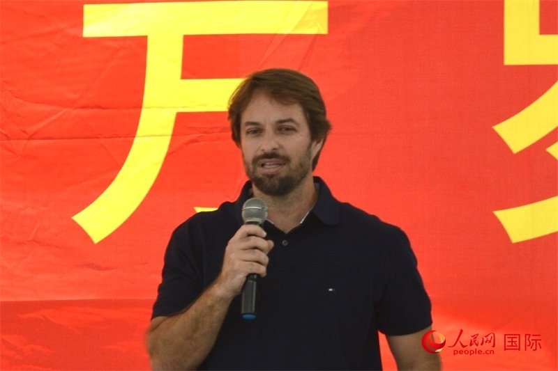 里約州環(huán)境與可持續(xù)發(fā)展廳副廳長費(fèi)利佩·克魯奇克在捐贈(zèng)活動(dòng)上致辭。人民網(wǎng)記者 陳海琪攝