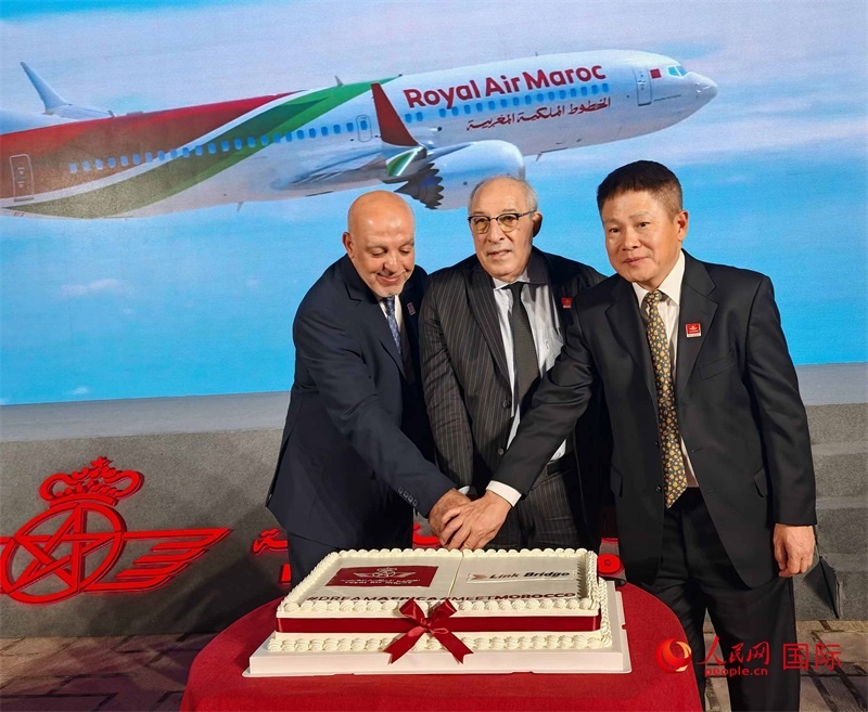 中摩雙方嘉賓共同切蛋糕，慶祝兩國直飛復航。人民網(wǎng)記者 李琰攝