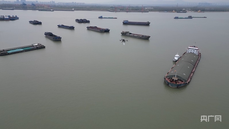 無(wú)人機(jī)在給長(zhǎng)江船只送貨(央廣網(wǎng)發(fā) 劉劍忠 攝)