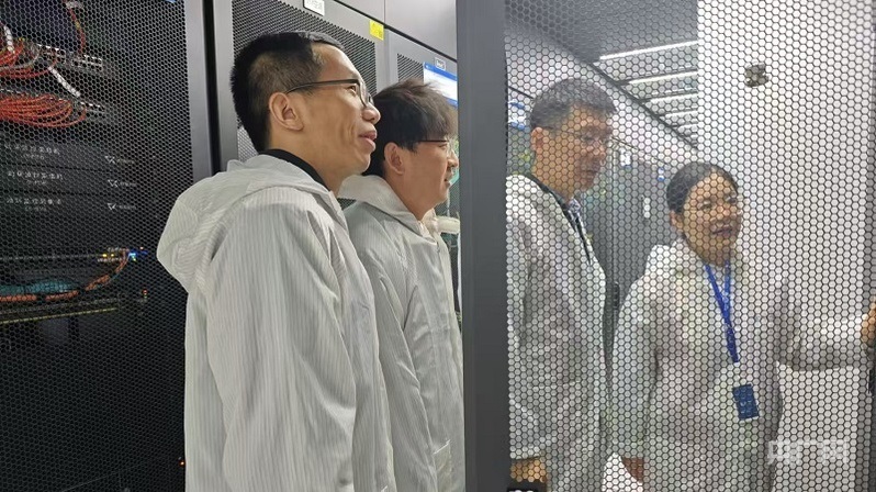 陳平平和團(tuán)隊(duì)在實(shí)驗(yàn)室設(shè)備機(jī)房開(kāi)展創(chuàng)新網(wǎng)絡(luò)測(cè)試驗(yàn)證(央廣網(wǎng)記者 王錫斐 攝)