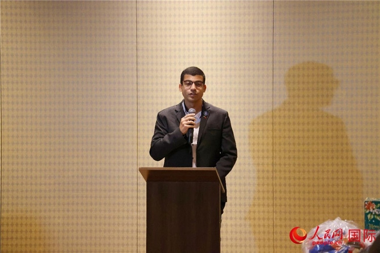 里約市政府代表、國際關(guān)系顧問菲利普在捐贈活動上致辭。人民網(wǎng)記者 陳海琪攝