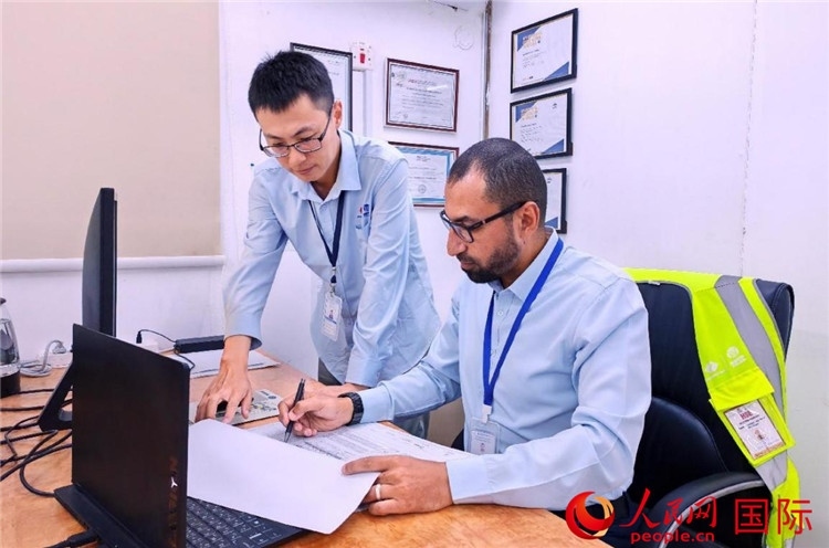 中外員工共同跟進(jìn)項(xiàng)目進(jìn)展。人民網(wǎng)記者 管克江攝