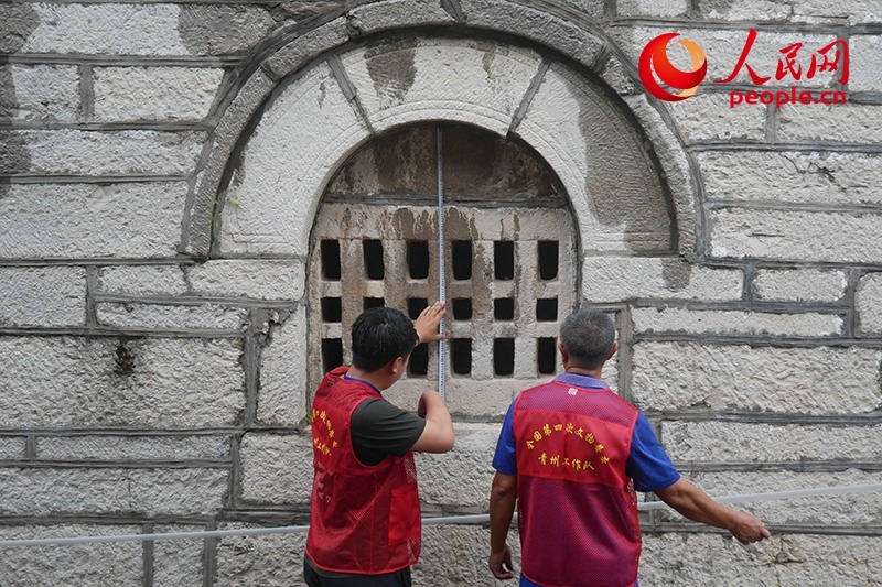 9月14日，山東青州，文物普查隊員正在實地調(diào)查。人民網(wǎng)記者 韋衍行攝