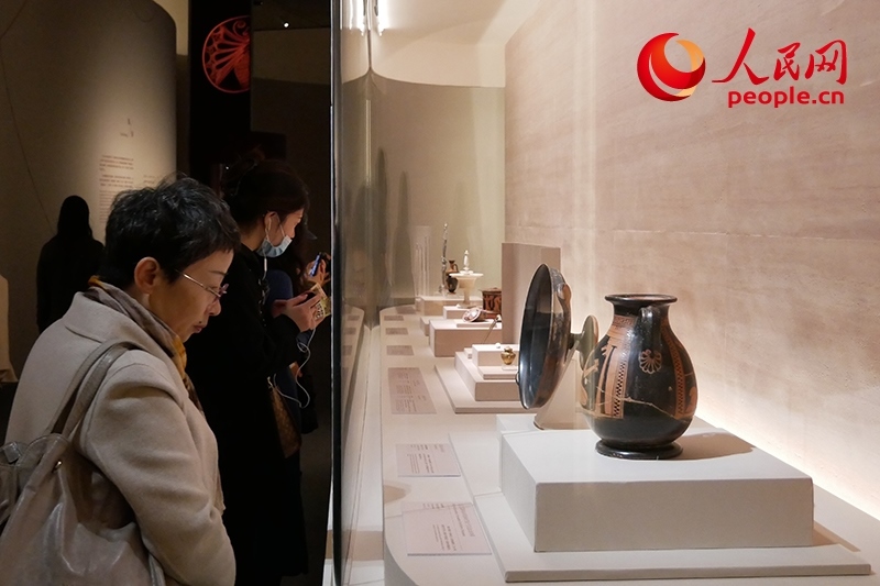 11月13日，觀眾正在國博參觀“美的多元——古希臘的藝術(shù)與生活”展。人民網(wǎng)記者 韋衍行攝