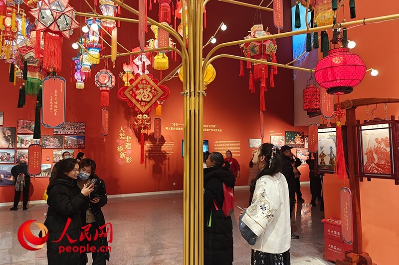 12月21日，觀眾正在參觀“過年——春節(jié)主題展”。人民網(wǎng)記者 韋衍行攝