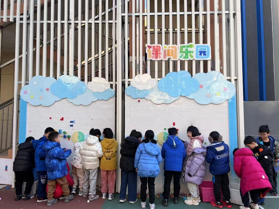 學(xué)生們在課間樂園玩拼圖。人民網(wǎng) 白炅攝