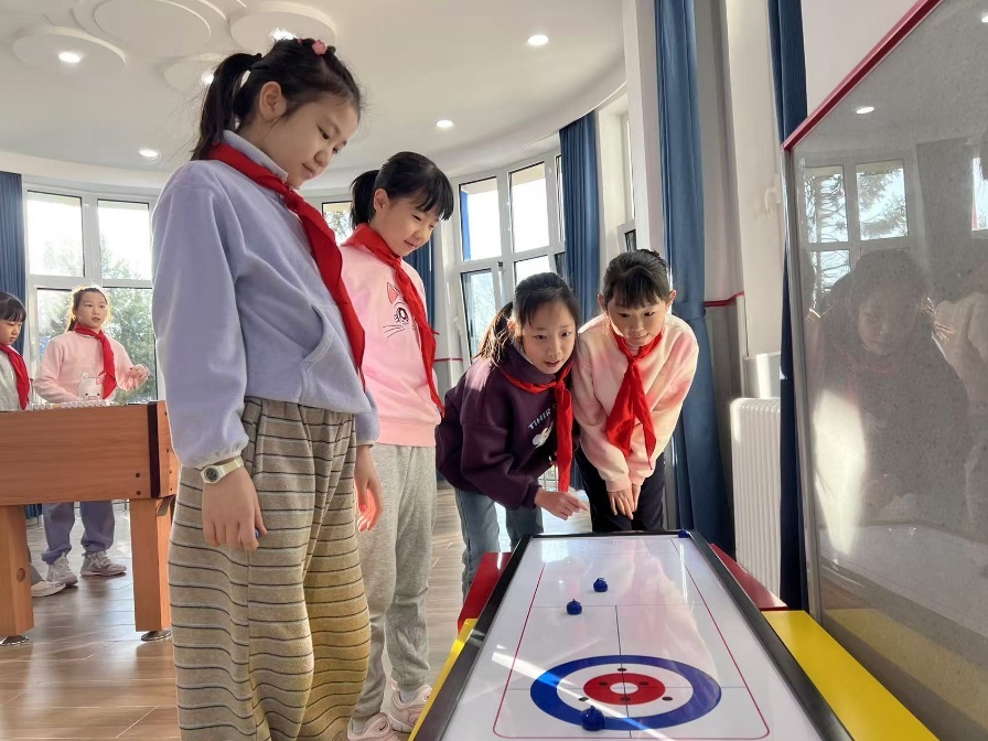 學(xué)生們在少先隊(duì)大廳進(jìn)行課間活動。人民網(wǎng) 白炅攝