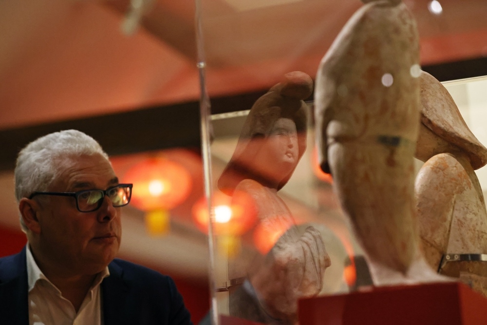 2024年11月18日，在位于法國巴黎的吉美國立亞洲藝術(shù)博物館，一名觀眾參觀“中國·唐——一個(gè)多元開放的朝代（7至10世紀(jì)）”展覽。新華社記者 高靜 攝