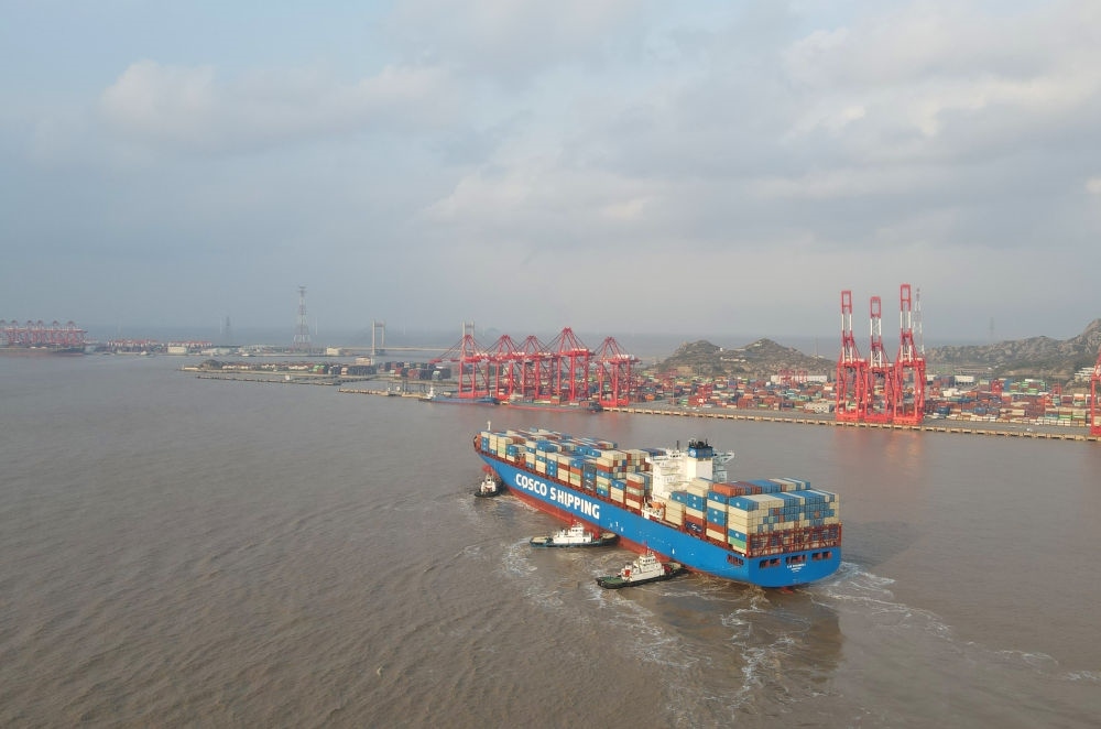 “新上?！陛喌诌_(dá)洋山港，這是自秘魯錢凱港開港后首個(gè)“錢凱—上海”正式航次（2024年12月18日攝，無人機(jī)照片）。新華社記者 方喆 攝