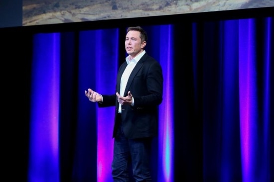  2017年9月29日，在澳大利亞阿德萊德，美國(guó)企業(yè)家埃隆·馬斯克在第68屆國(guó)際宇航大會(huì)閉幕式前做主旨演講。新華社發(fā)（閆寒?dāng)z）