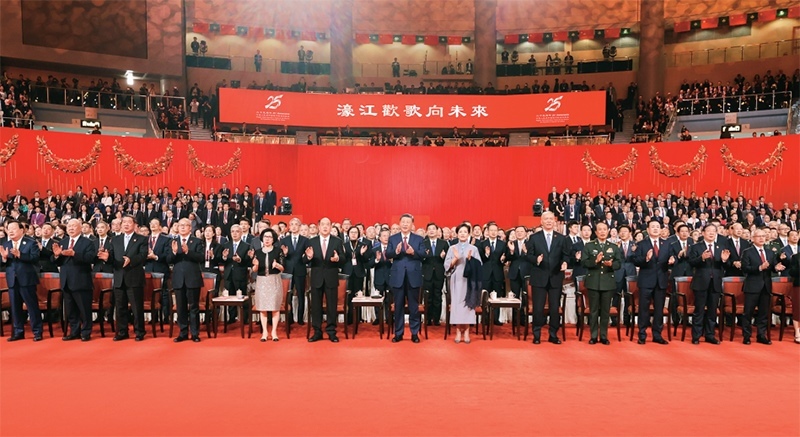 2024年12月19日晚，慶祝澳門回歸祖國(guó)25周年文藝晚會(huì)在澳門東亞運(yùn)動(dòng)會(huì)體育館舉行。中共中央總書記、國(guó)家主席、中央軍委主席習(xí)近平觀看演出。晚會(huì)最后，習(xí)近平同全場(chǎng)觀眾一起高唱《歌唱祖國(guó)》。 新華社記者 丁林/攝